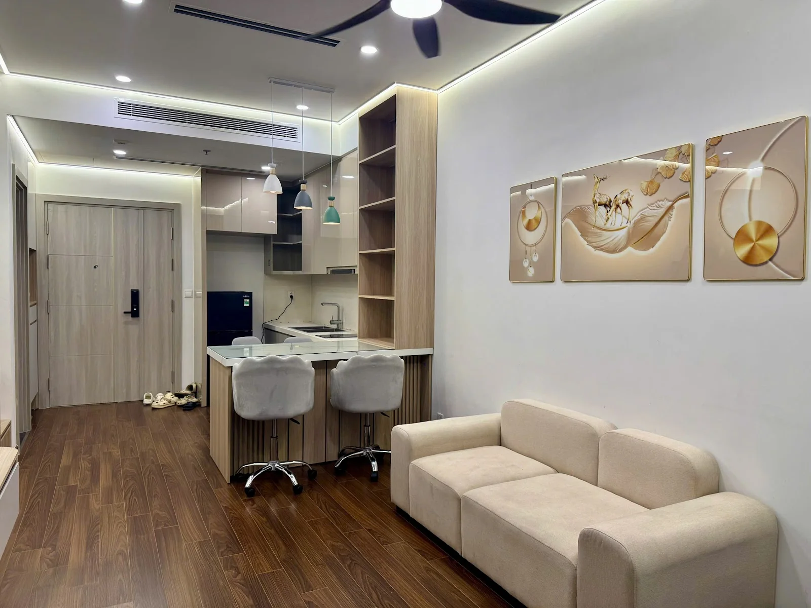 Phòng khách căn hộ 1 phòng ngủ plus đang cho thuê tại Vinhomes Smart City