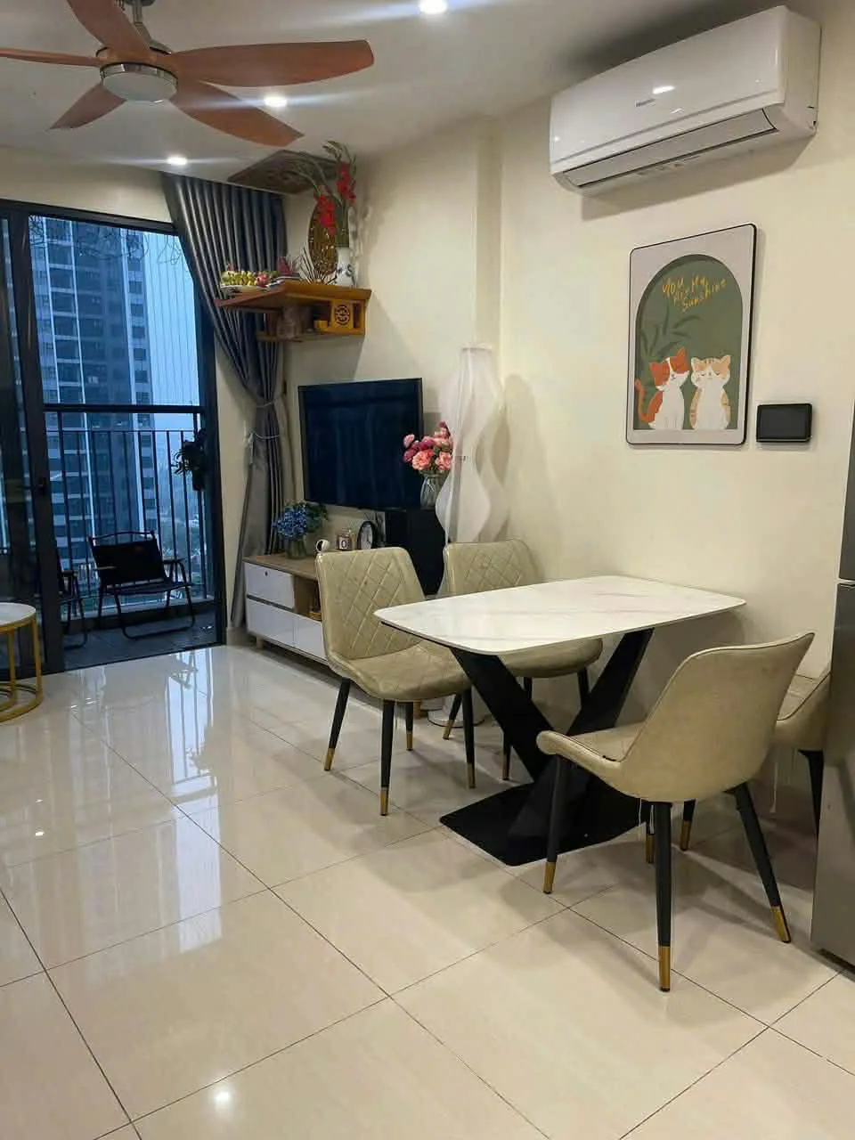 bàn ăn căn hộ 1pn+ vinhomes smart city cho thuê