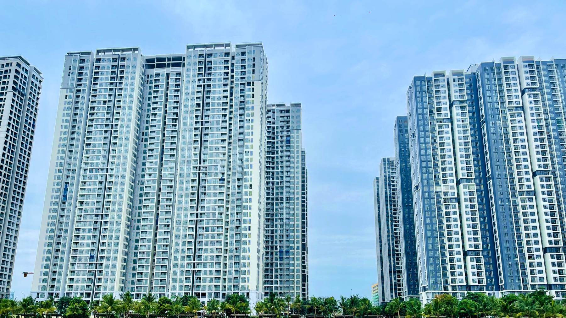 Toà căn hộ Vinhomes Smart City nhìn từ hồ trung tâm, phường Tây Mỗ, Hà Nội