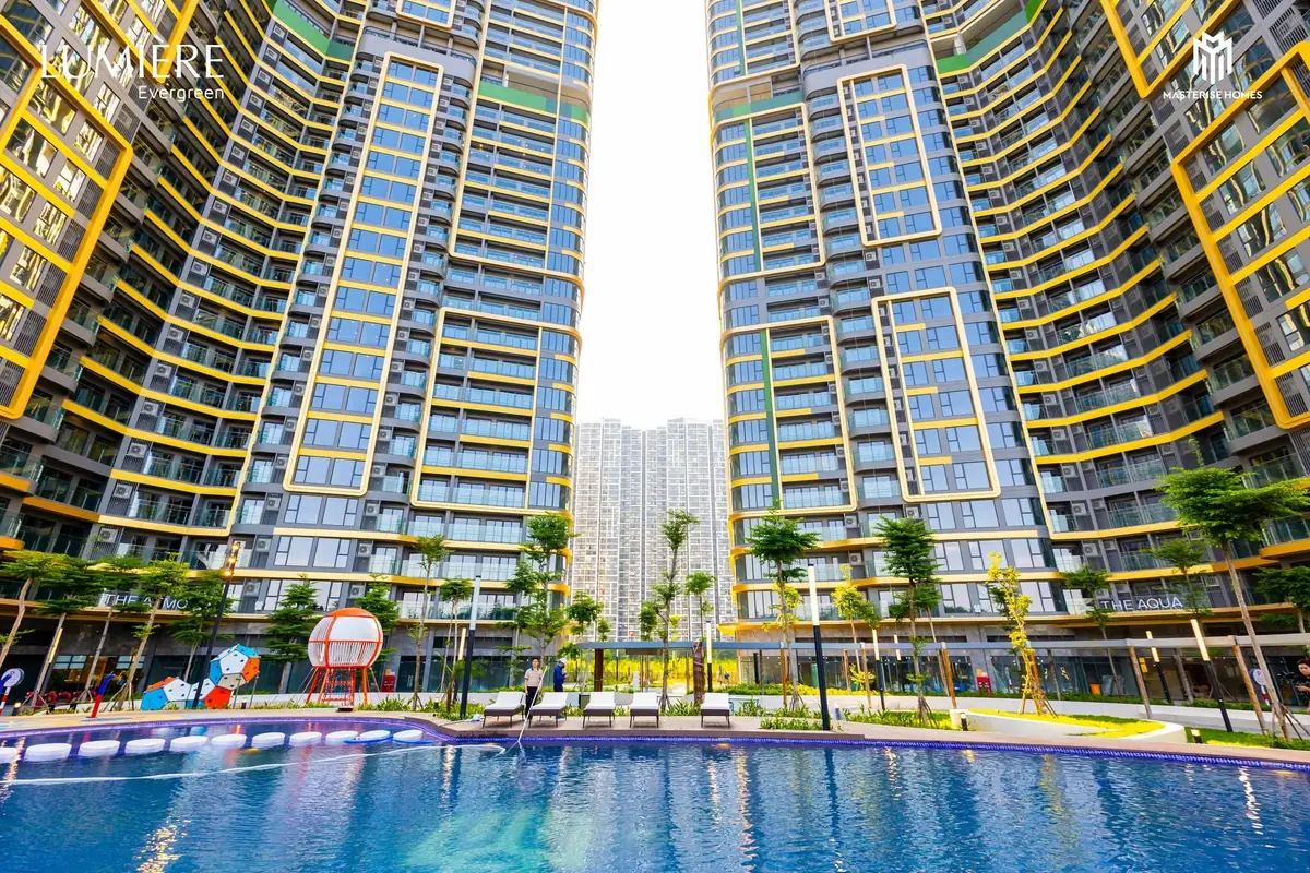 bể bơi Lumière Evergreen nằm giữa tòa The Atmos và The Aqua Vinhomes Smart City