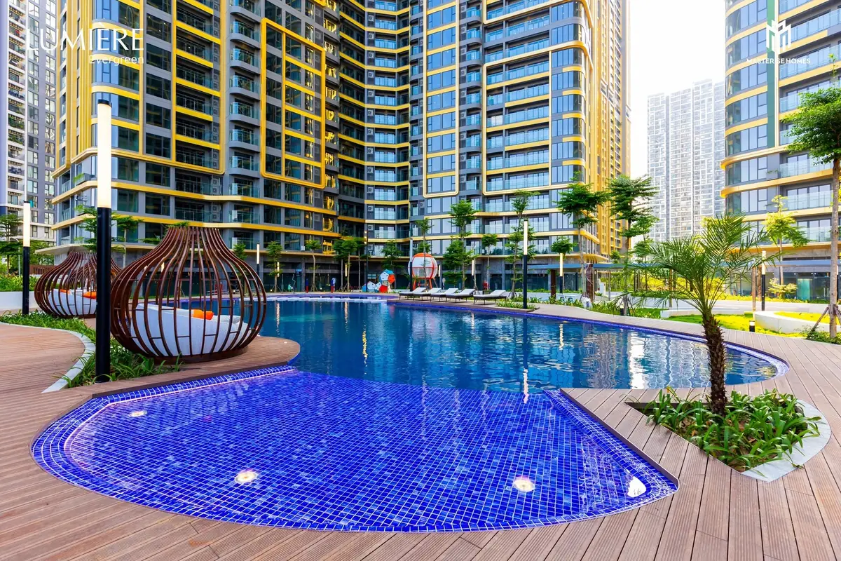 bể bơi nội khu Lumière Evergreen cho cư dân thuê căn hộ Smart City