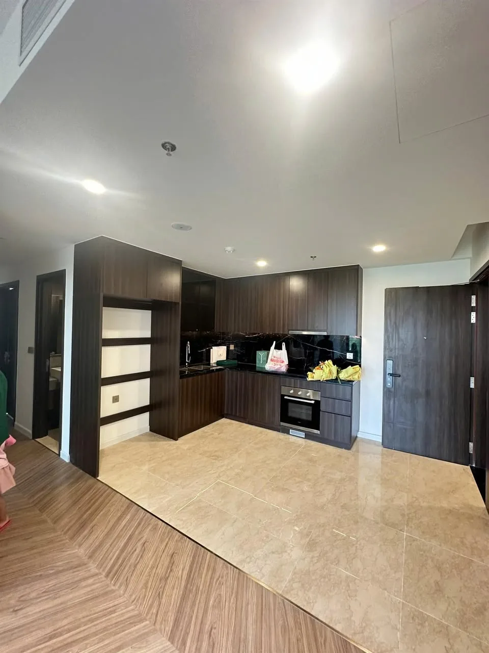 bếp căn hộ Lumière Evergreen cho thuê bàn giao nguyên bản tủ gỗ mặt đá lò nướng âm