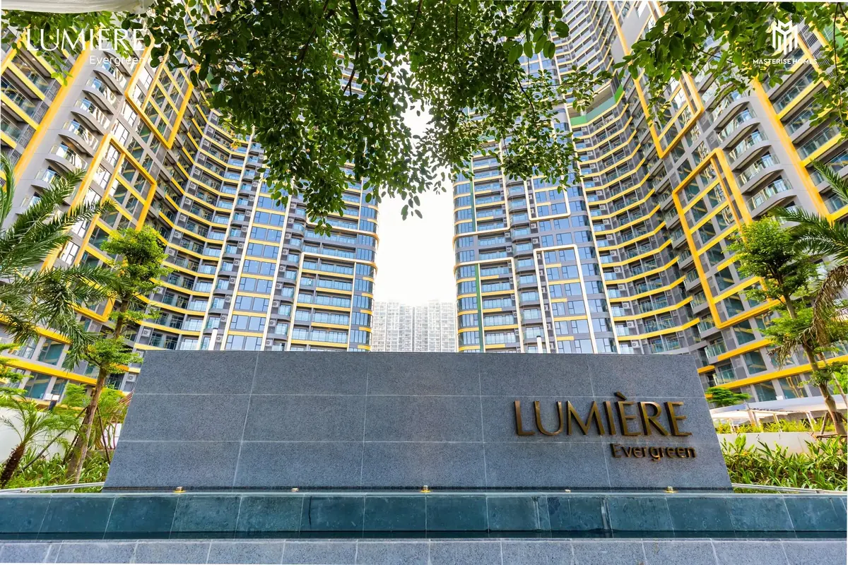 biển hiệu Lumière Evergreen Vinhomes Smart City giữa hai tòa căn hộ