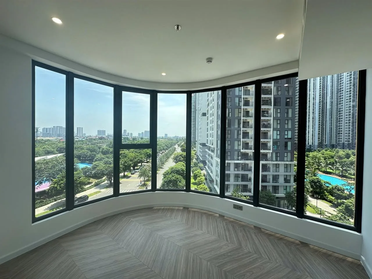 thuê căn hộ Lumière Evergreen góc kính cong nhìn ra công viên và bể bơi Vinhomes Smart City