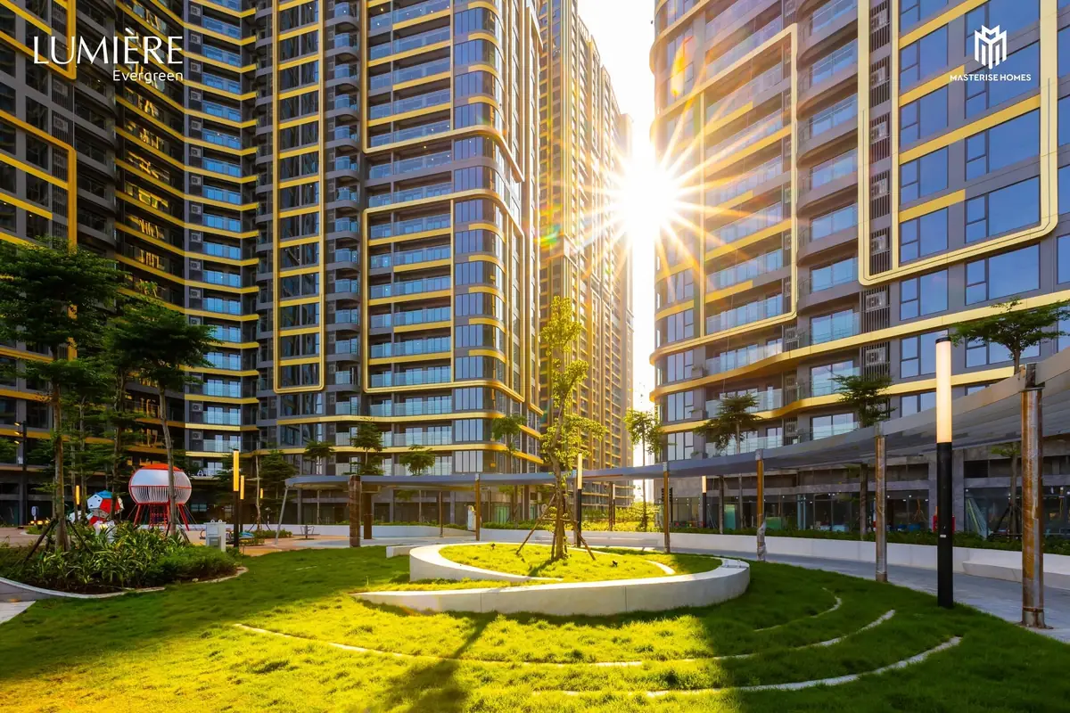 sân vườn Lumière Evergreen buổi chiều với khu vui chơi trẻ em