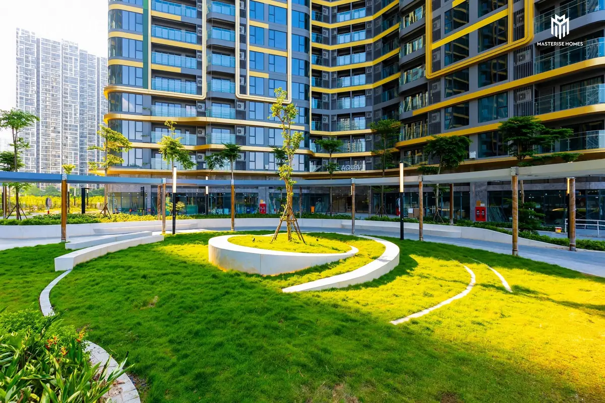 sân vườn nội khu Lumière Evergreen với thảm cỏ và khối shop chân đế