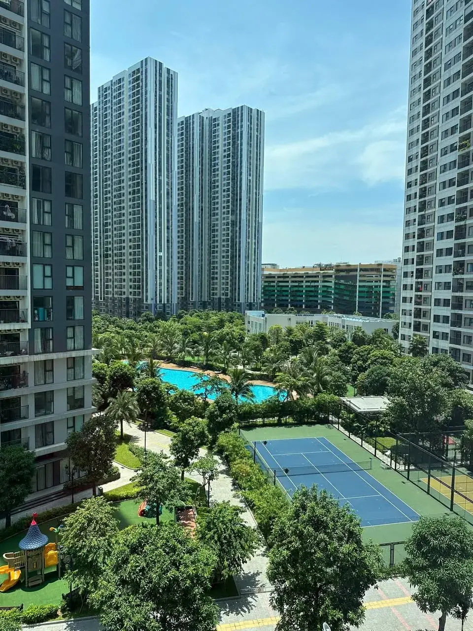 view từ căn hộ Lumière Evergreen xuống bể bơi sân tennis và sân chơi trẻ em Smart City
