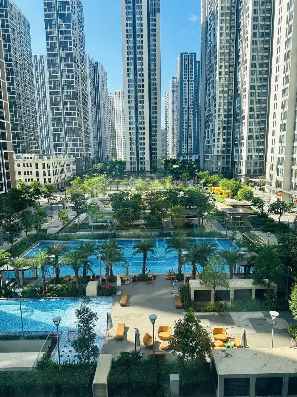 Công viên nội khu và bể bơi giữa các tòa nhà Vinhomes Smart City